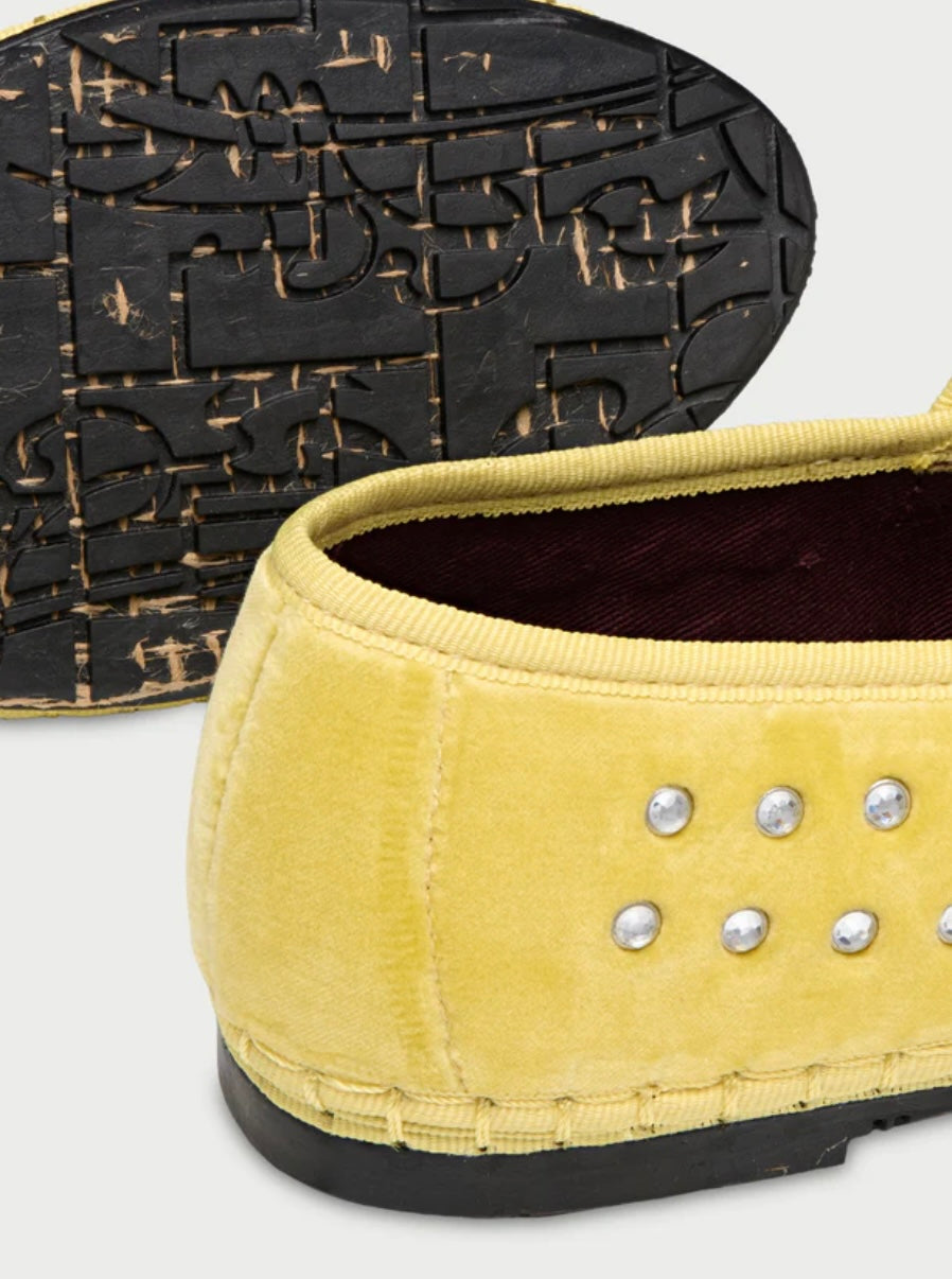 Mae crystal yellow